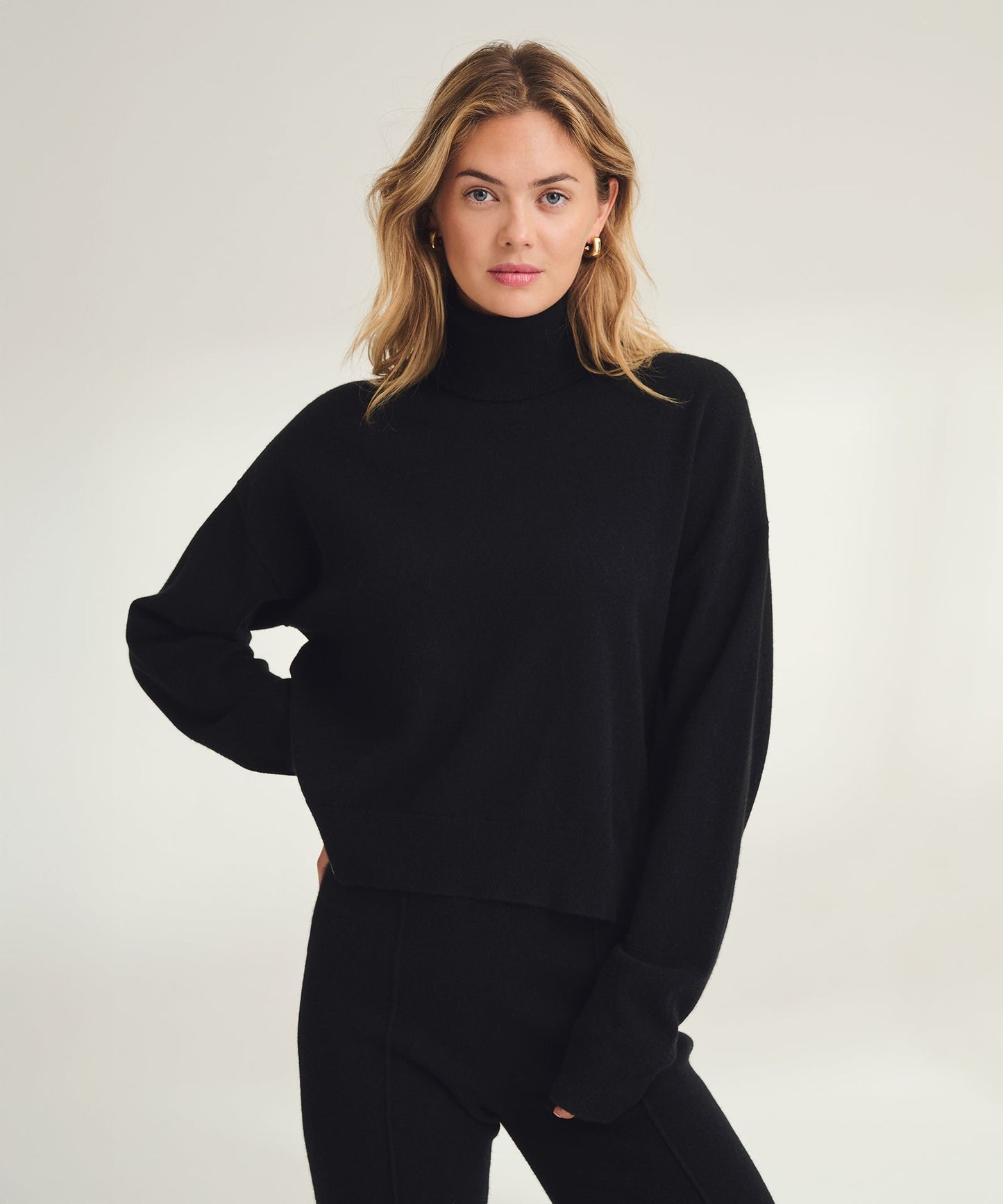 Signature Cashmere Boxy Turtleneck Sweater