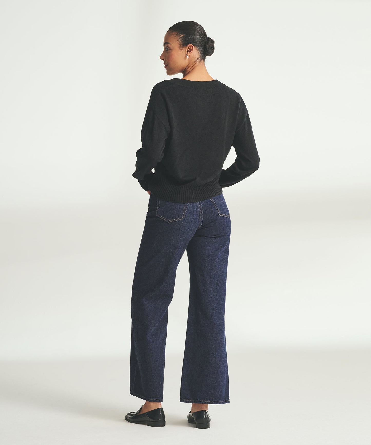 Signature Cashmere Classic V-Neck Sweater